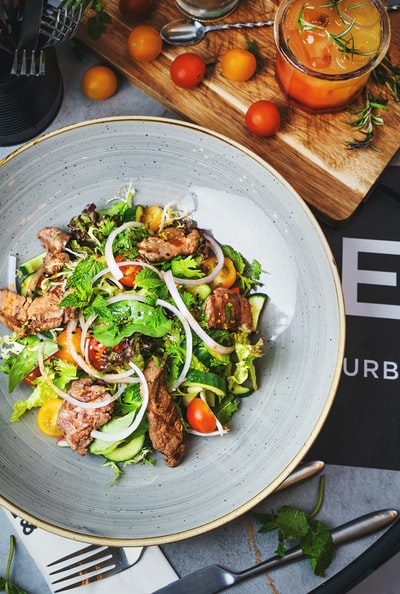 白瓷碗蔬菜沙拉